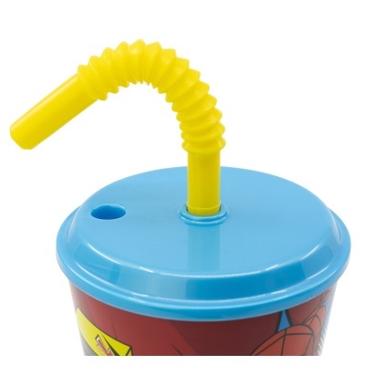 Copo plástico colorido com tampa azul e palhinha amarela