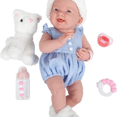 Boneca bebé vestida de azul com touca e botins brancos, com brinquedo de gato, chupeta, biberão e anel de dentição