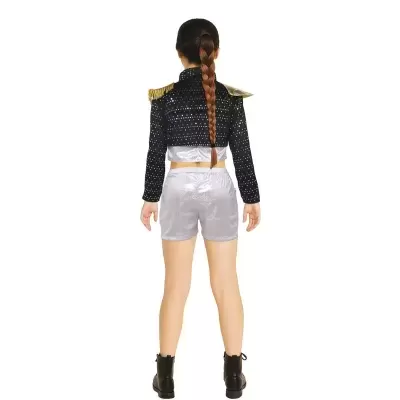 Criança com roupa preta e prateada e botas pretas vista de costas