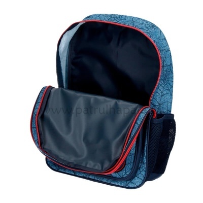 mochila azul com padrão geométrico e detalhes vermelhos, interior preto e bolso frontal aberto