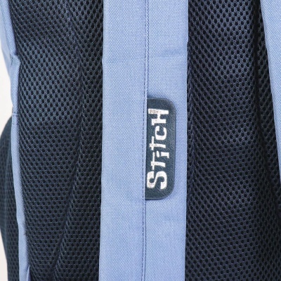 Mochila azul com etiqueta 'Stitch' nas alças em tecido de rede preto