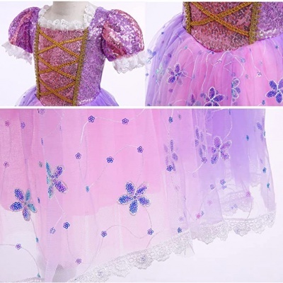 Vestido de princesa rosa e roxo com detalhes dourados e bordados florais na saia