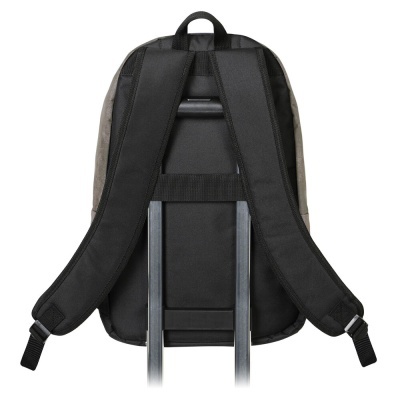 Mochila preta vista de trás com alças e correia de fixação