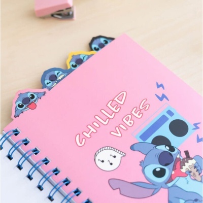 Caderno rosa com desenho do Stitch e abas recortadas com expressões do personagem