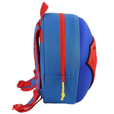 Mochila infantil azul e vermelha vista de lado