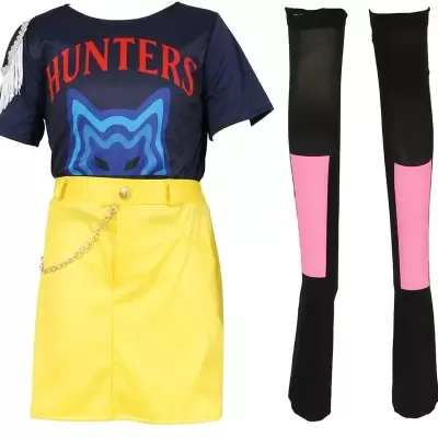 Conjunto t-shirt azul escura com texto HUNTERS, saia amarela com corrente e meias pretas com detalhes rosa