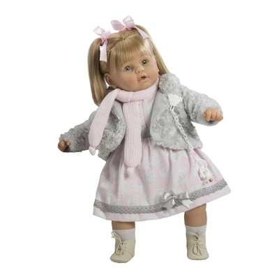 Boneca com casaco cinza felpudo e vestido cor-de-rosa com padrão branco