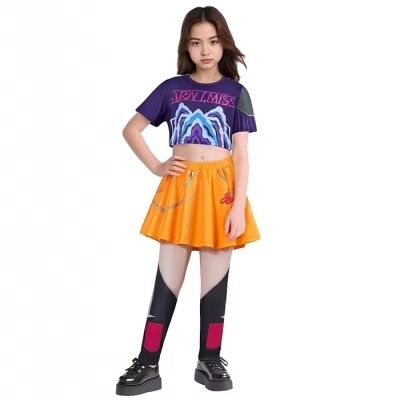 Jovem com t-shirt cropped roxa, saia laranja, leggings pretas e sapatos pretos em fundo branco