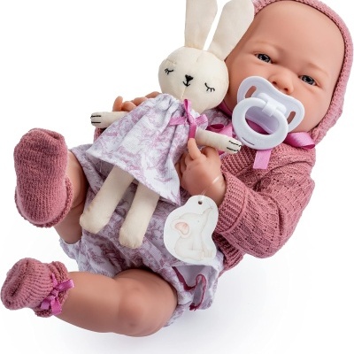 Boneca bebé com roupa rosa e coelho de peluche lilás