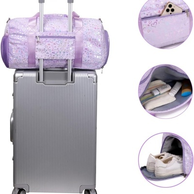 Mala de viagem prateada com bolsa pequena roxa padrão corações e bolsos exteriores