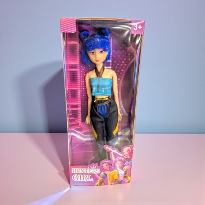 Boneca com cabelo azul em embalagem HUNTERS GIRL para crianças 3+