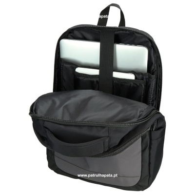 Mochila preta e cinza com portátil dentro e bolsos internos abertos