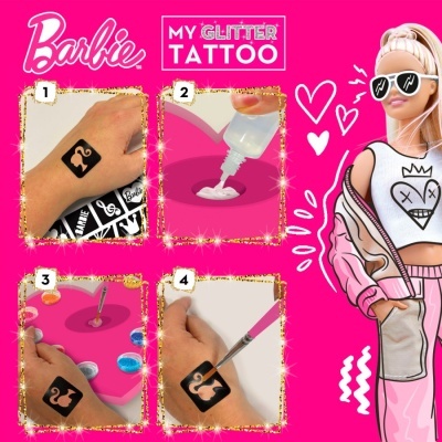 Aplicação de tatuagens temporárias Barbie My Glitter Tattoo em fundo rosa com boneca Barbie ilustrada