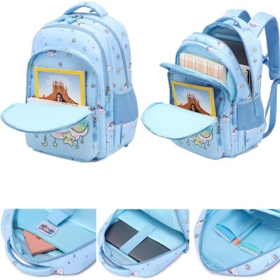 Mochila azul clara com padrão colorido e múltiplos bolsos abertos com revista e pasta