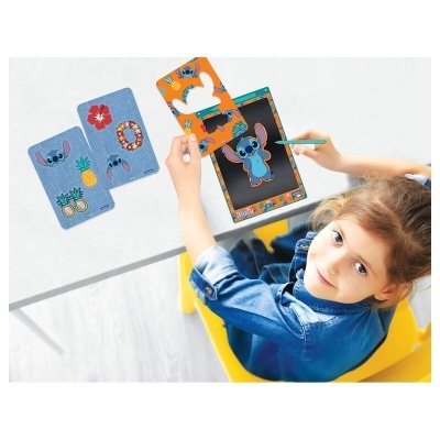 Criança a desenhar num tablet com capa Stitch azul e laranja sentada numa cadeira amarela