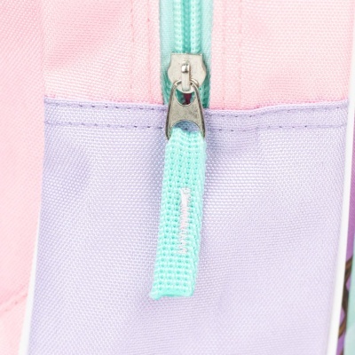 Fecho de correr metálico em bolsa de tecido rosa e lilás com puxador azul claro