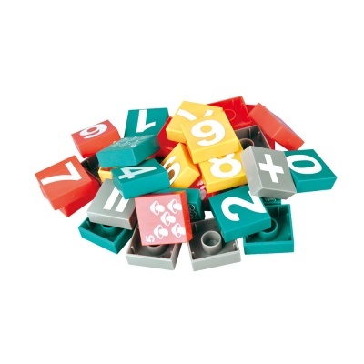 Peças coloridas tipo lego com números e símbolos matemáticos