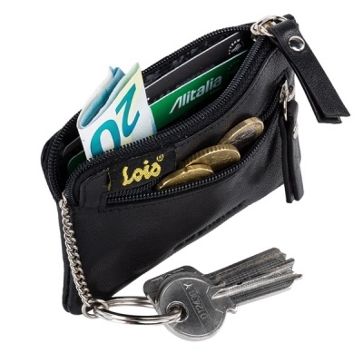 Carteira ou porta-chaves preto com moedas, notas, cartão Alitalia e chaves.