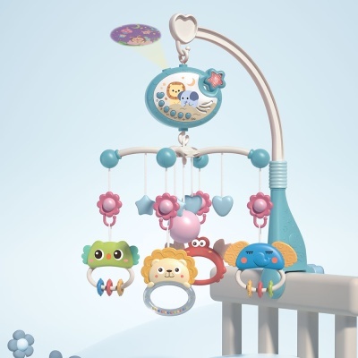 Móbile de berço com figuras de animais coloridos penduradas