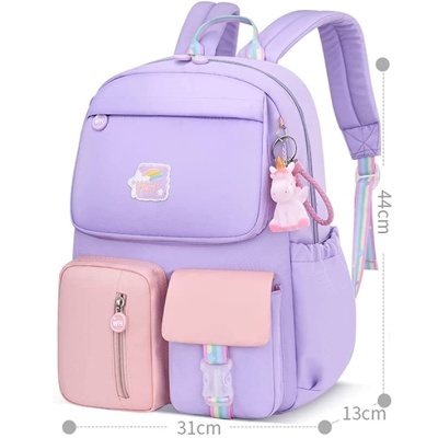 Mochila lilás com bolsos frontais rosa e lilás, com chaveiro de unicórnio