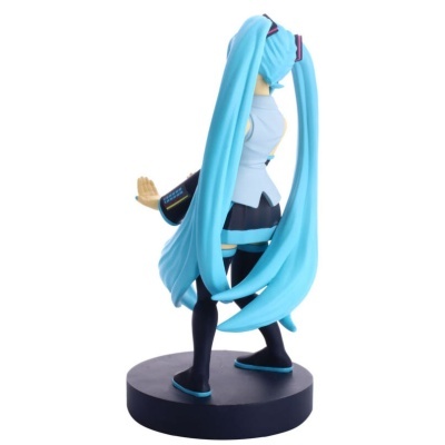 Figurinha de personagem anime com cabelo azul comprido e vestido azul