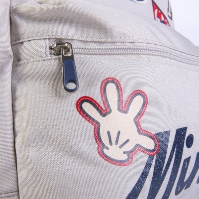 Mochila cinzenta clara com fecho e desenho de mão branca estilizada