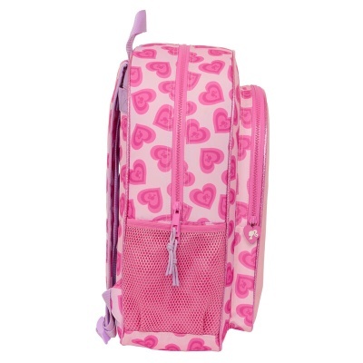 Mochila rosa com padrão de corações e bolsos laterais em rede vista de perfil