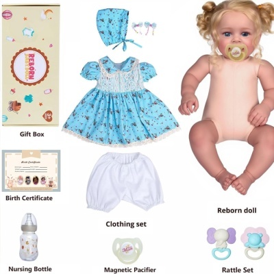Conjunto para boneca reborn com roupa azul floral, chupeta, mamadeira, chocalhos, certificado e caixa de presente.