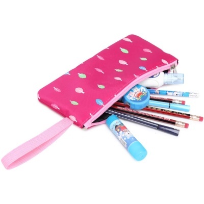 Estojo rosa com padrão de frutas e material escolar