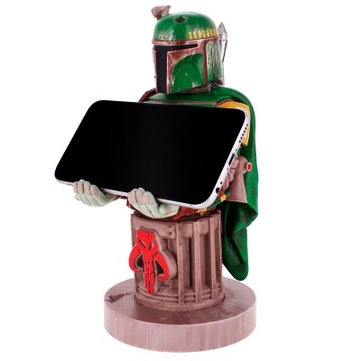 Escultura personagem com capacete verde a segurar smartphone com ecrã preto sobre base circular.