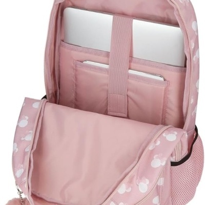 Mochila rosa com padrão branco, aberta mostrando compartimento para laptop e pompom pendurado