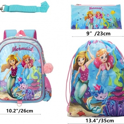 Conjunto infantil de mochila, saco de cordão e estojo com imagens de sereias azul e rosa.