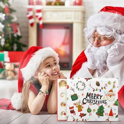 Criança e Pai Natal com calendário do advento de Natal colorido