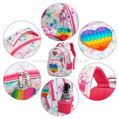Mochila colorida com padrão tie-dye e acessório pop-it em forma de coração