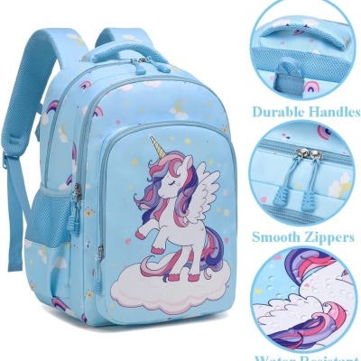 Mochila azul clara para crianças com desenho de unicórnio e detalhes destacando alças duráveis, zíperes suaves e resistência à água.