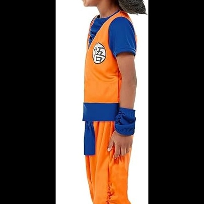 Criança com fato de cosplay laranja e azul, peruca preta estilizada e botas azuis