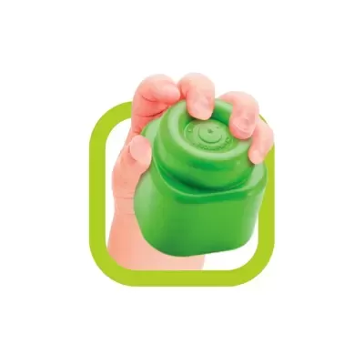 Mão segurando objeto verde arredondado em fundo branco com moldura verde