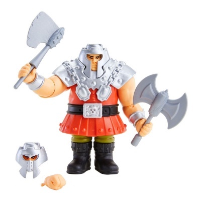 Figura de ação de guerreiro com capacete e armadura prateada segurando machados