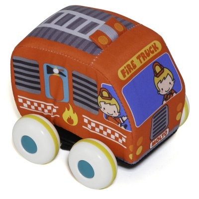 Brinquedo camião de bombeiros em tecido com rodinhas coloridas.