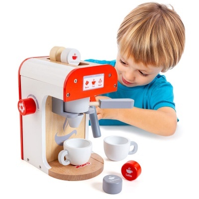 Máquina de café de brinquedo com duas chávenas e criança a brincar