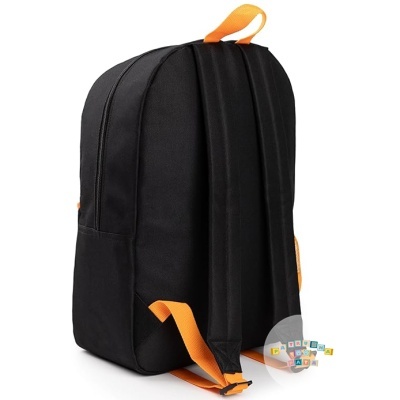 Mochila preta com alças e pega laranja e fundo branco