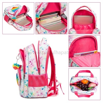 Mochila com padrão tie-dye e interior rosa, aberta com livros e frutas dentro.