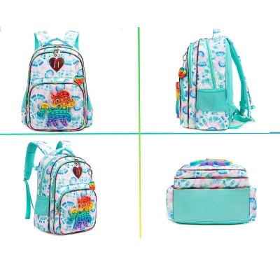 Mochila colorida com padronagem de pegasos e corações