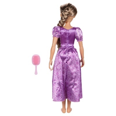 Boneca em vestido roxo com trança e escova rosa ao lado