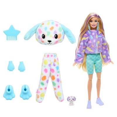 Boneca com roupa colorida e acessórios de pelúcia, incluindo casaco, calças, chapéu, luvas, botins, pente e figura de cão pequeno