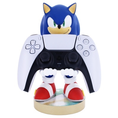 Figura do Sonic azul a segurar um comando de videojogo em base circular.