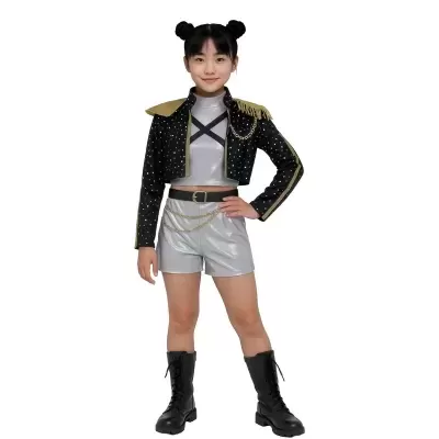 Roupa de criança com casaco preto com franjas douradas, cropped prateado, calções prateados e botas pretas.