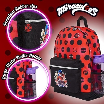 Mochila vermelha com bolinhas pretas e bolso frontal preto com personagem desenhado