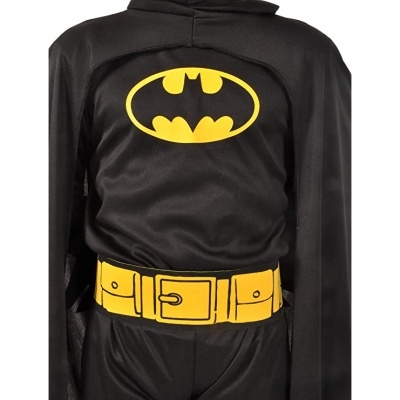 Fato preto de Batman com capa e cinto amarelo
