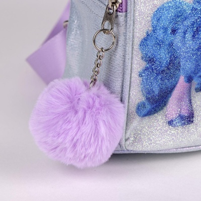 Chaveiro pompom lilás num mochila prateada brilhante com desenho azul